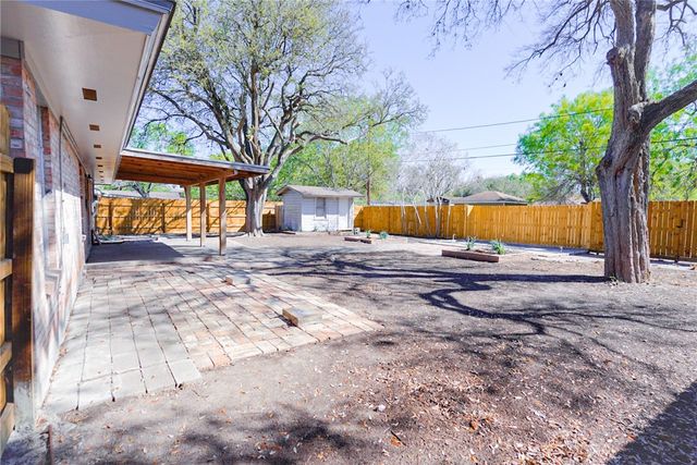 1108 N Woodlawn Dr, Alice, TX 78332