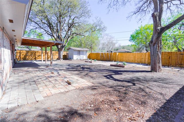 1108 N Woodlawn Dr, Alice, TX 78332