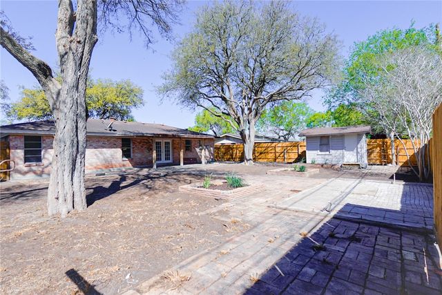 1108 N Woodlawn Dr, Alice, TX 78332