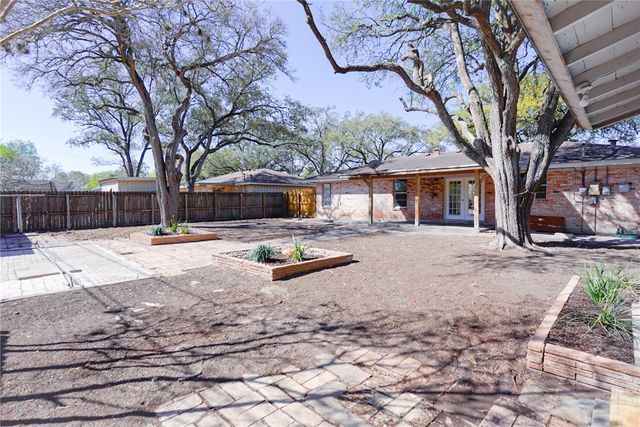 1108 N Woodlawn Dr, Alice, TX 78332