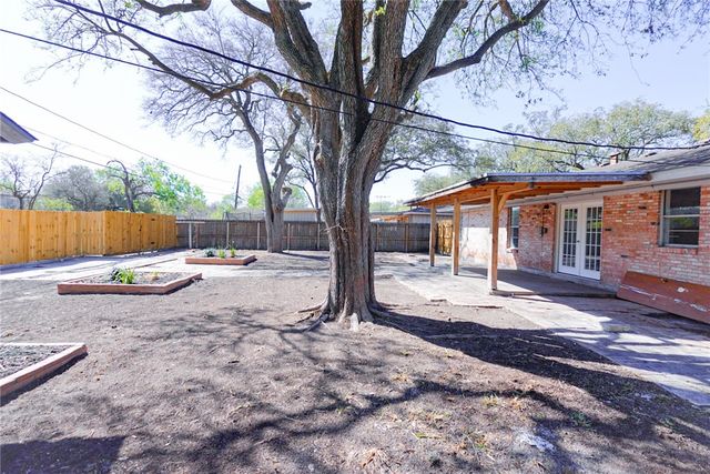 1108 N Woodlawn Dr, Alice, TX 78332