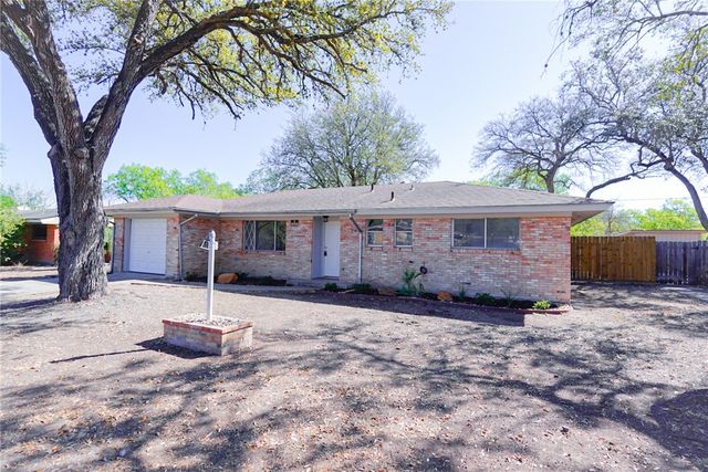 1108 N Woodlawn Dr, Alice, TX 78332