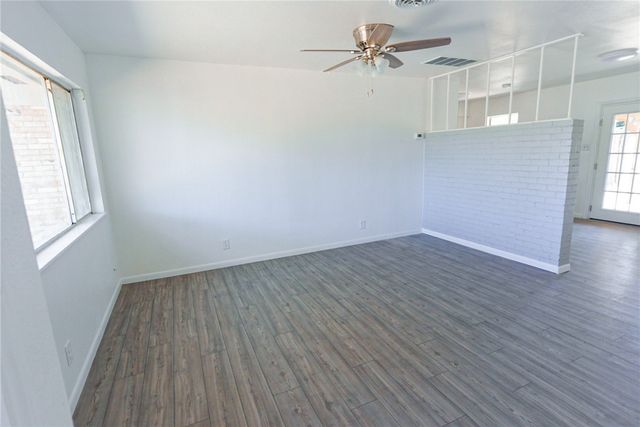 1108 N Woodlawn Dr, Alice, TX 78332