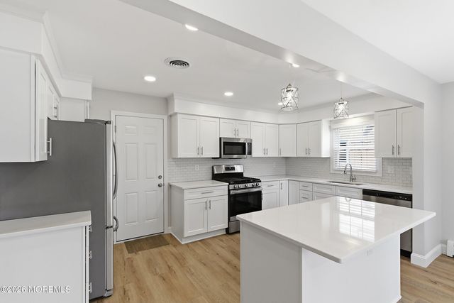 5 Bennington Drive, Toms River, NJ 08757