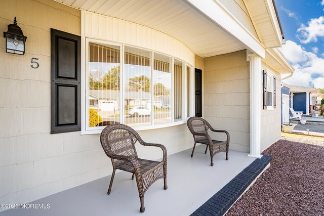 5 Bennington Drive, Toms River, NJ 08757