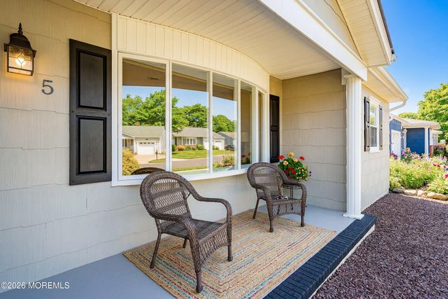 5 Bennington Drive, Toms River, NJ 08757