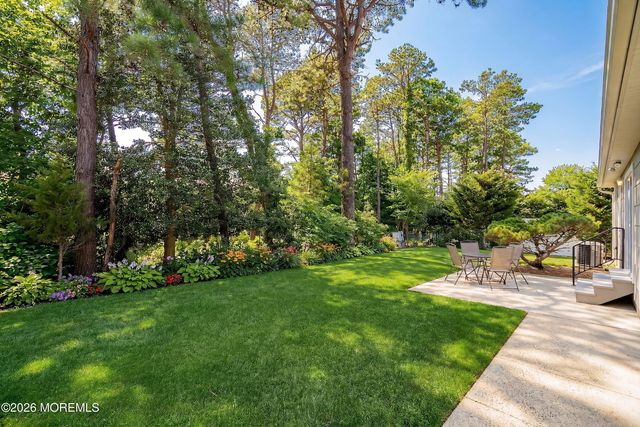 5 Bennington Drive, Toms River, NJ 08757