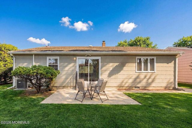 5 Bennington Drive, Toms River, NJ 08757