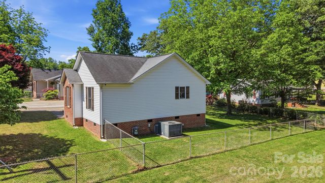 609 N 10th Street, Bessemer City, NC 28016