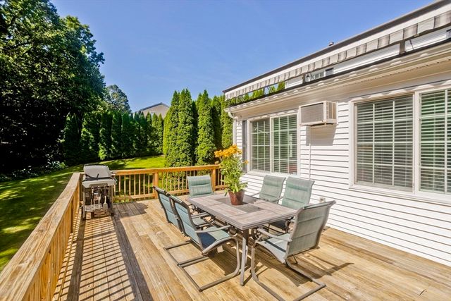 14 Scott Hollow Dr, Holyoke, MA 01040