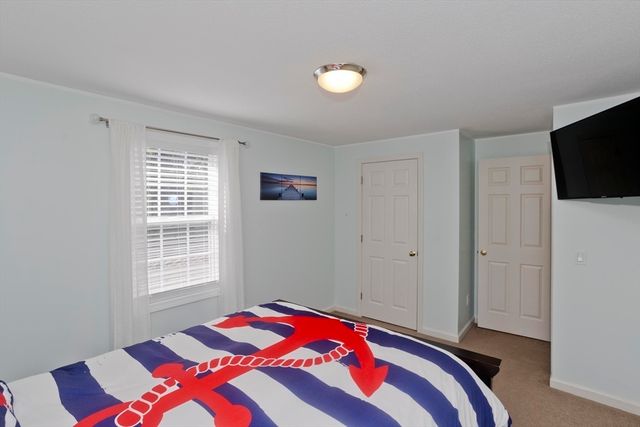 14 Scott Hollow Dr, Holyoke, MA 01040