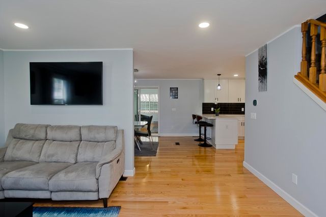 14 Scott Hollow Dr, Holyoke, MA 01040