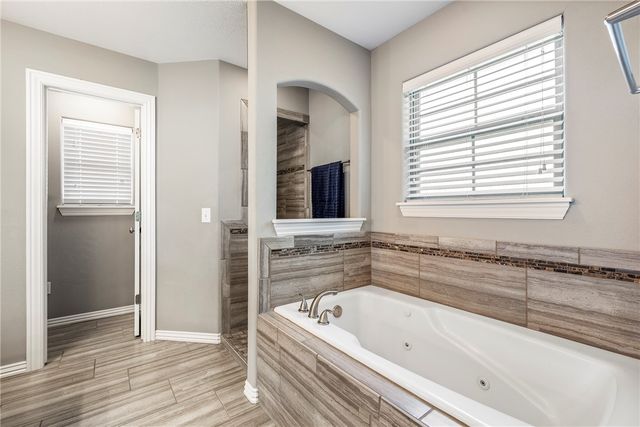 4002 SW Flatrock Cove, Bentonville, AR 72713