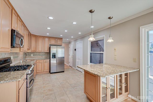 6 Wood Lake Drive, Piscataway, NJ 08854