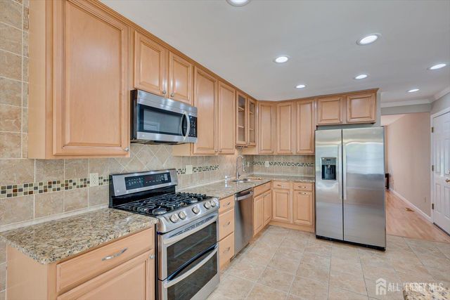 6 Wood Lake Drive, Piscataway, NJ 08854