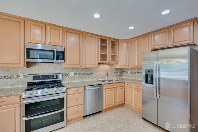 6 Wood Lake Drive, Piscataway, NJ 08854