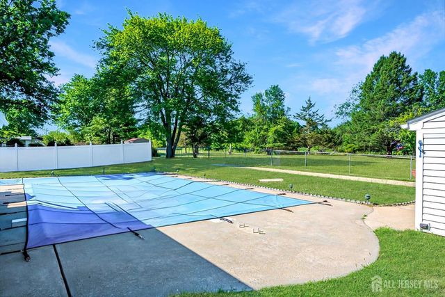 6 Wood Lake Drive, Piscataway, NJ 08854