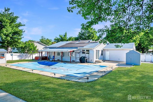 6 Wood Lake Drive, Piscataway, NJ 08854