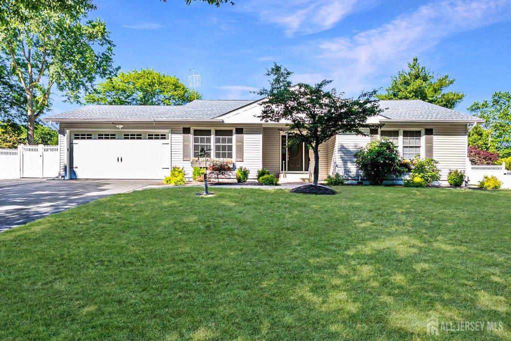 6 Wood Lake Drive, Piscataway, NJ 08854
