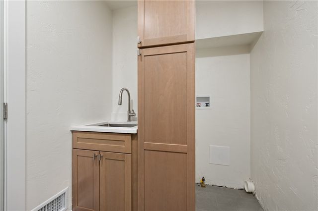 909 North Ave, Verona, PA 15147