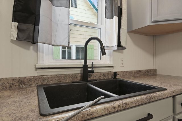 445 S ROLLINS ST, Centralia, MO 65240