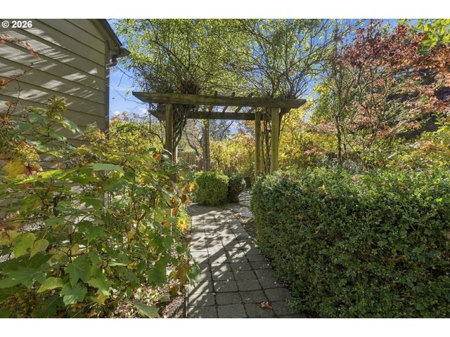 580 HORN Ln, Eugene, OR 97404