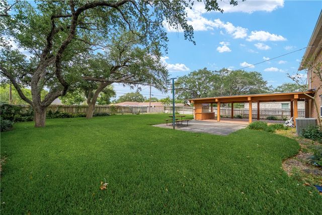 1112 David St, Sinton, TX 78387