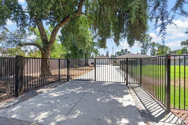 4832 N Fruit Avenue, Fresno, CA 93705