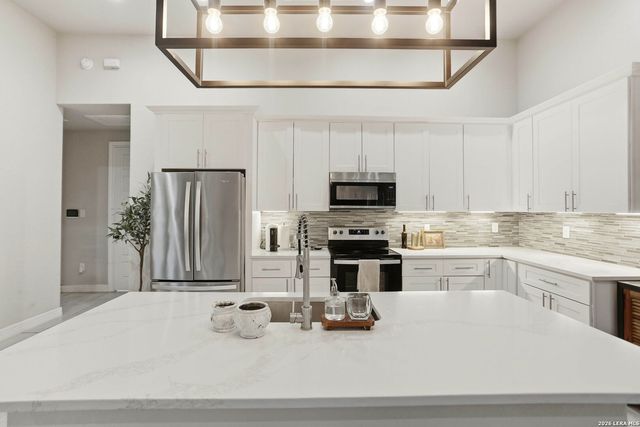 109 W Short Meadow, Lytle, TX 78052