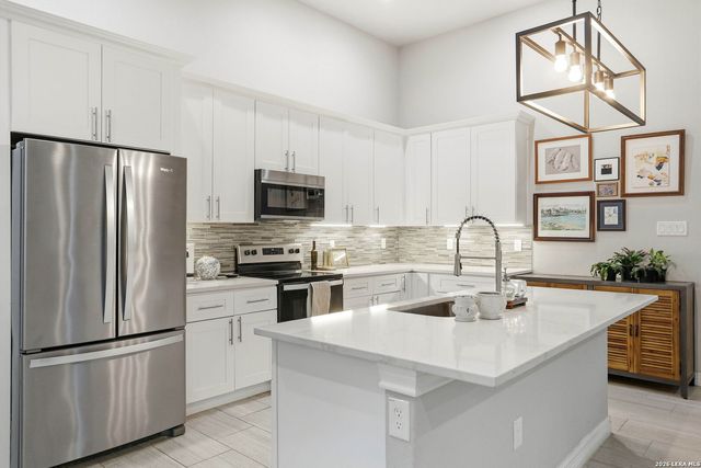 109 W Short Meadow, Lytle, TX 78052