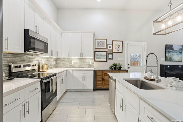 109 W Short Meadow, Lytle, TX 78052