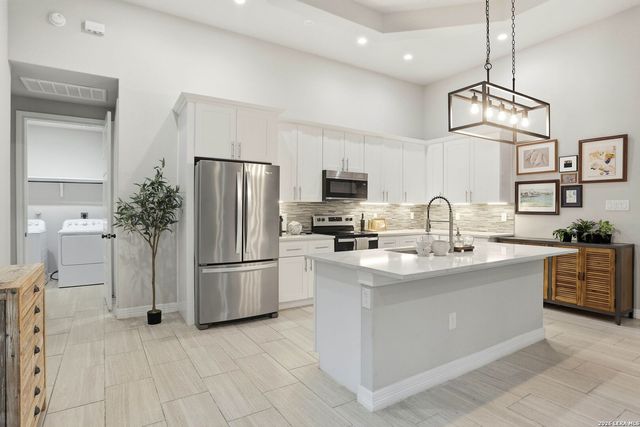 109 W Short Meadow, Lytle, TX 78052