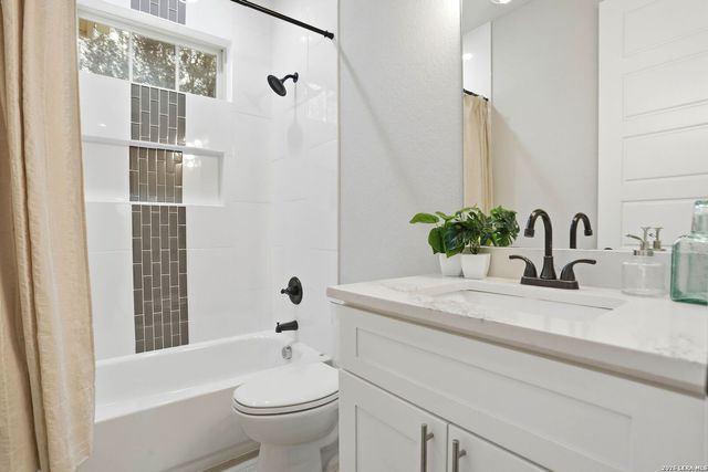 109 W Short Meadow, Lytle, TX 78052