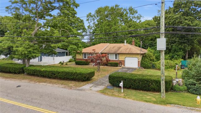 385 Manhattan Boulevard, Islip Terrace, NY 11752