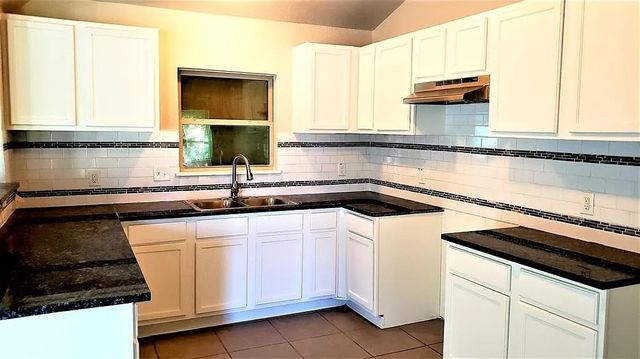 2737 W Camp Wisdom Road, Dallas, TX 75237