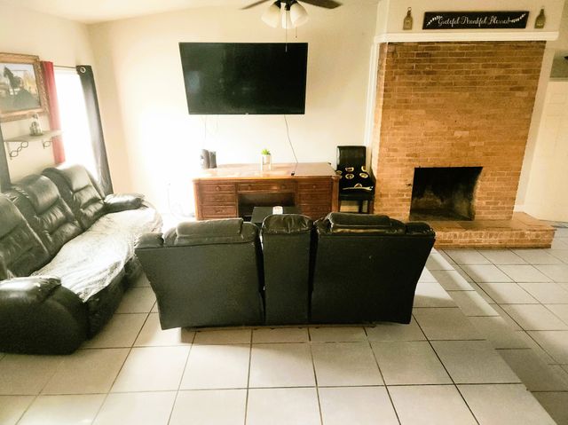 2737 W Camp Wisdom Road, Dallas, TX 75237