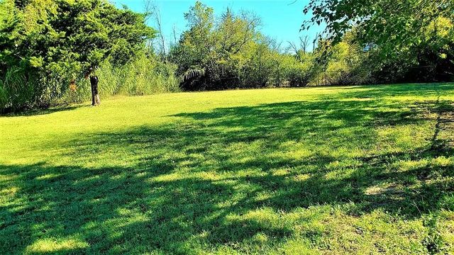 2737 W Camp Wisdom Road, Dallas, TX 75237