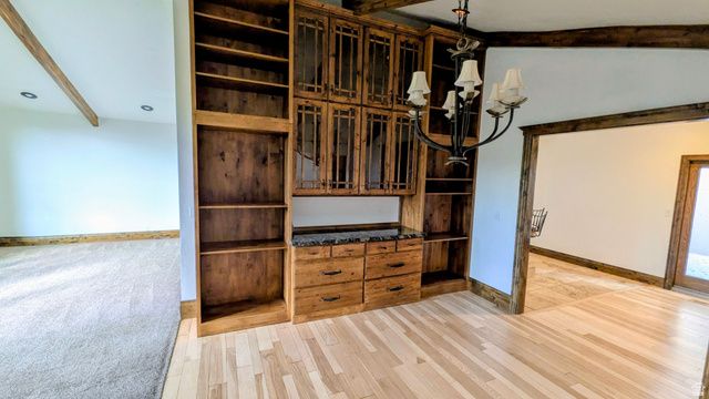 8 S MOUNTAIN WOOD LN, Sandy, UT 84092