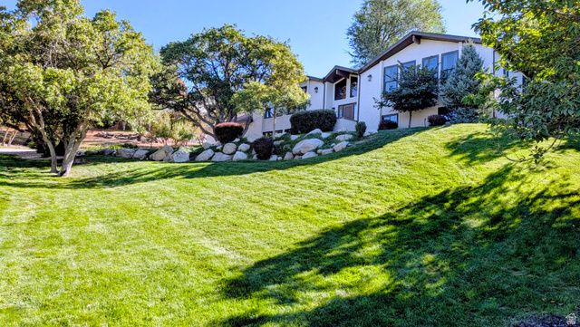 8 S MOUNTAIN WOOD LN, Sandy, UT 84092