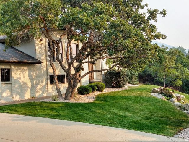 8 S MOUNTAIN WOOD LN, Sandy, UT 84092