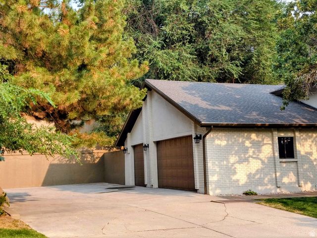 8 S MOUNTAIN WOOD LN, Sandy, UT 84092