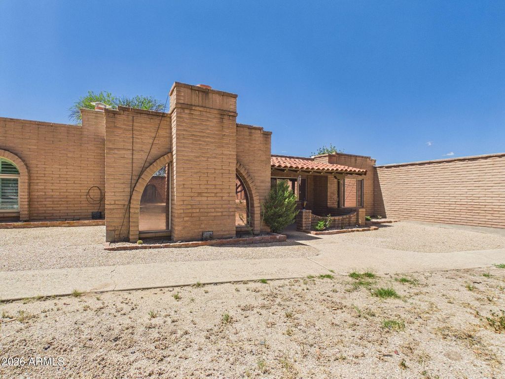 Image 26 of property listing at 2426 N SHADE TREE Circle, Tucson, AZ 85715