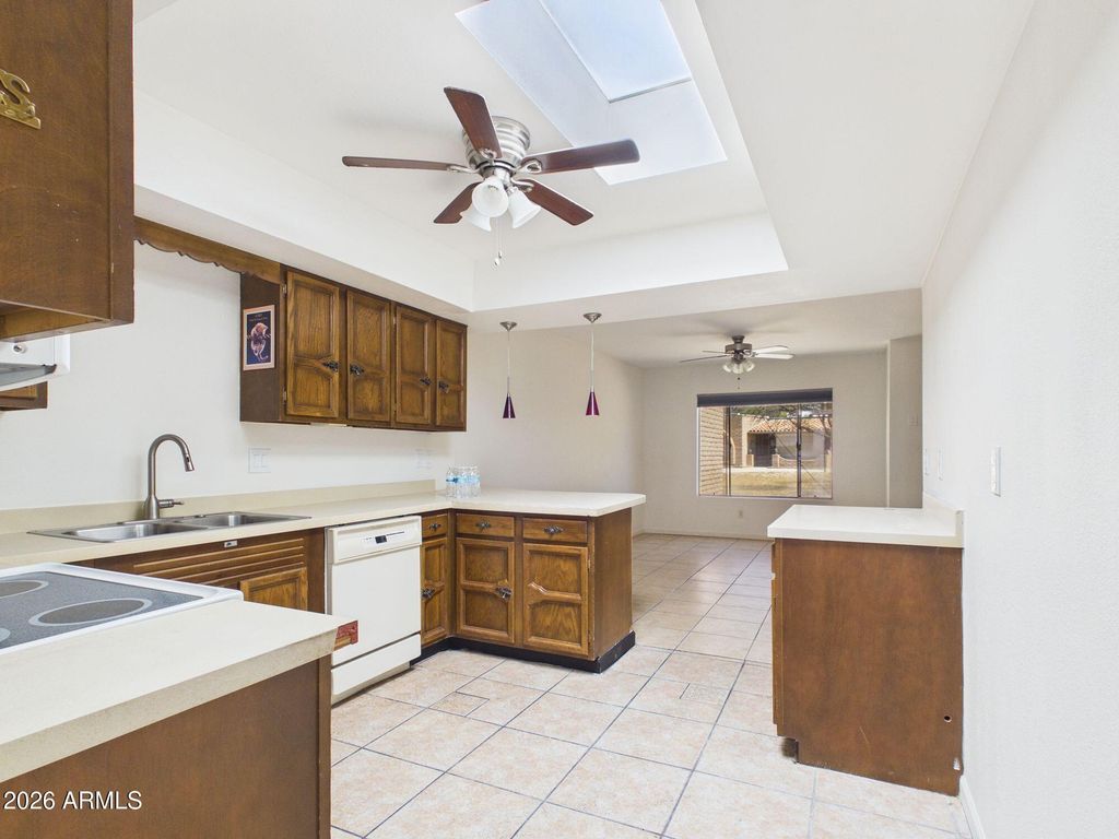 Image 5 of property listing at 2426 N SHADE TREE Circle, Tucson, AZ 85715