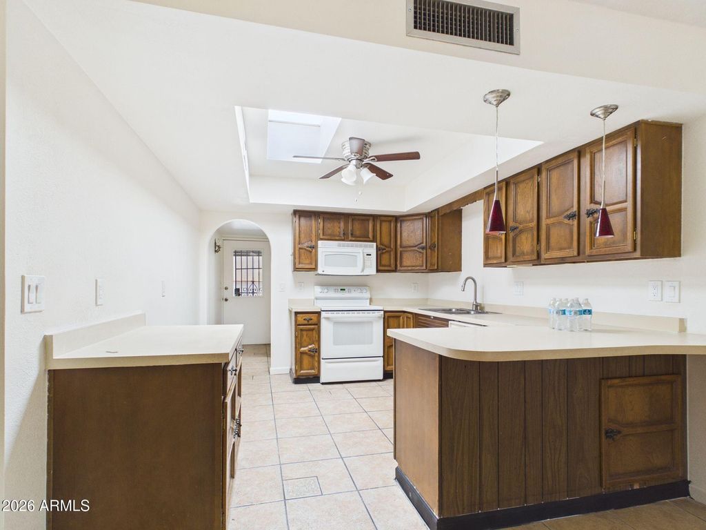 Image 6 of property listing at 2426 N SHADE TREE Circle, Tucson, AZ 85715