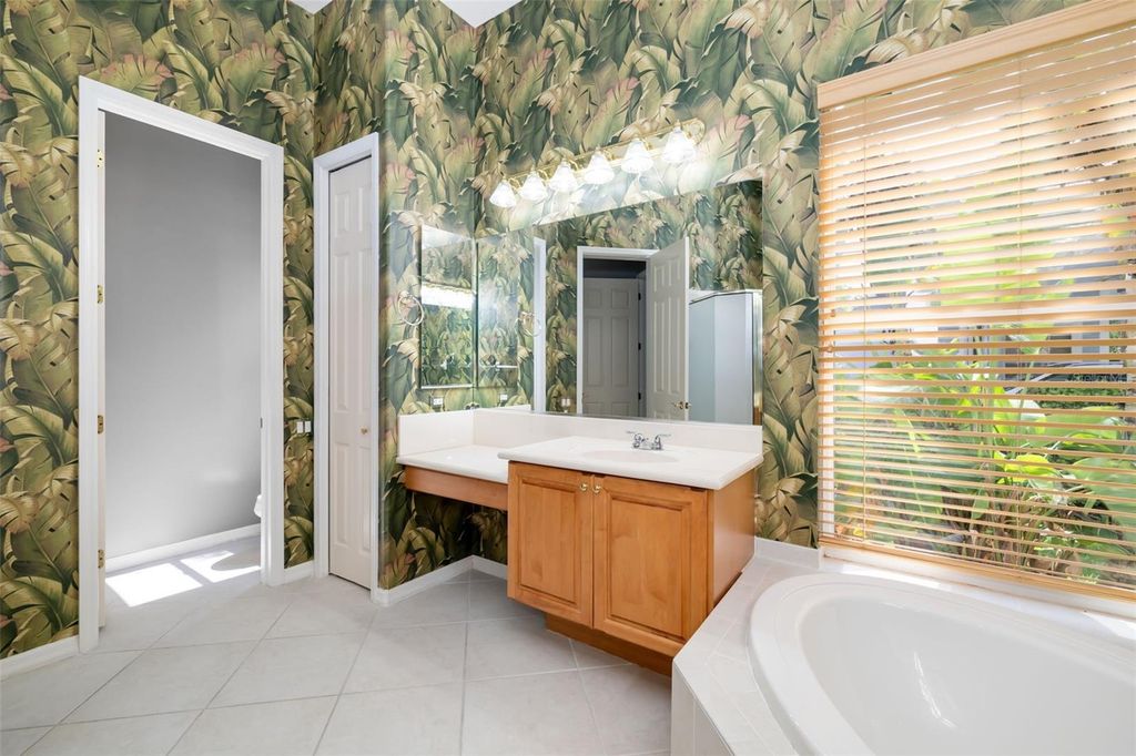Image 35 of property listing at 4770 MAINSAIL DRIVE, Bradenton, FL 34208