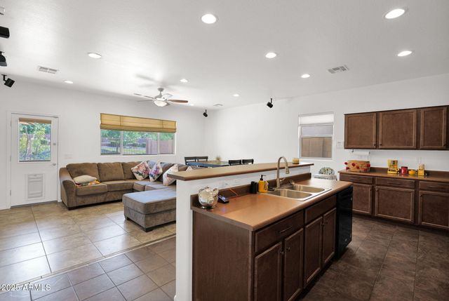 3829 E BRANHAM Lane, Phoenix, AZ 85042