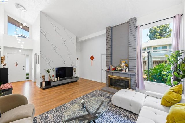 2402 Heathrow Ln, San Leandro, CA 94577