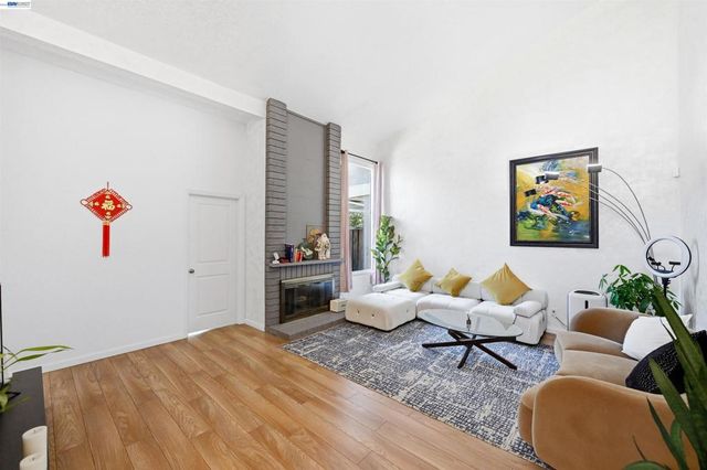 2402 Heathrow Ln, San Leandro, CA 94577