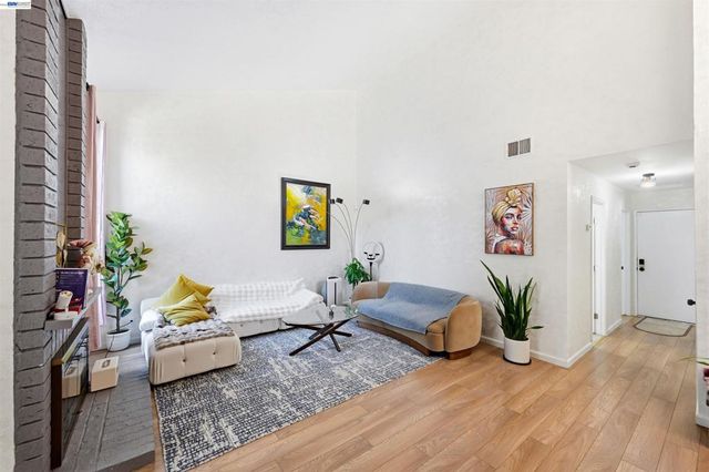 2402 Heathrow Ln, San Leandro, CA 94577