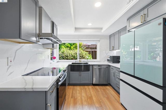 2402 Heathrow Ln, San Leandro, CA 94577